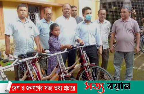 ঝিনাইগাতীতে ক্ষুদ্র নৃ-গোষ্ঠী শিক্ষার্থীদের মাঝে শিক্ষা বৃত্তি ও বাইসাইকেল বিতরণ||সত্যবয়ান