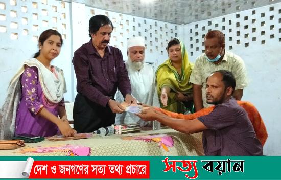 অসহায় দুস্থদের মাঝে ঐচ্ছিক তহবিলের নগদ অর্থ বিতরন করলেন হুইপ আতিক||সত্যবয়ান