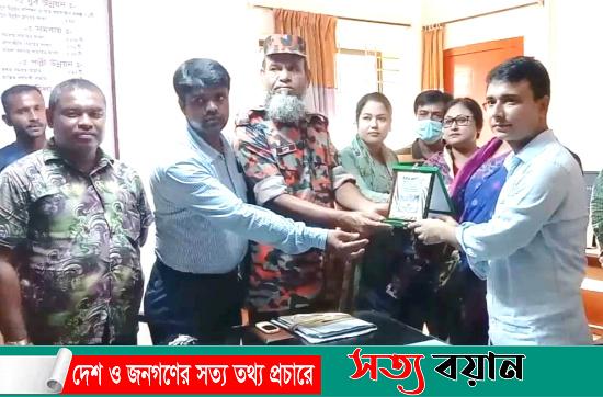 বন্যায় উদ্ধার কার্যক্রমে অংশগ্রহণকারীদের সম্মাননা ক্রেস্ট প্রদান করলেন ঝিনাইগাতী’র ইউএনও