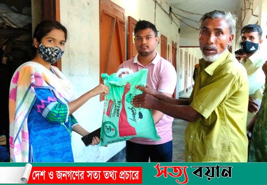 প্রধানমন্ত্রীর ঈদ উপহার হিসেবে দুস্থদের মাঝে খাদ্য সামগ্রী বিতরন করলেন ইউএনও মেহনাজ ফেরদৌস