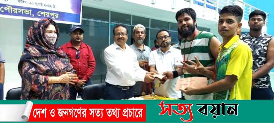 শেরপুরে প্রীতি ব্যাডমিন্টন ফাইনাল খেলায় বিজয়ীদের মাঝে পুরস্কার বিতরণ করলেন মেয়র লিটন ||সত্যবয়ান