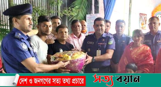 শেরপুরের নকলায় শারদীয় দুর্গোৎসবে পূজারিদের ফল উপহার দিল থানা পুলিশ||সত্যবয়ান