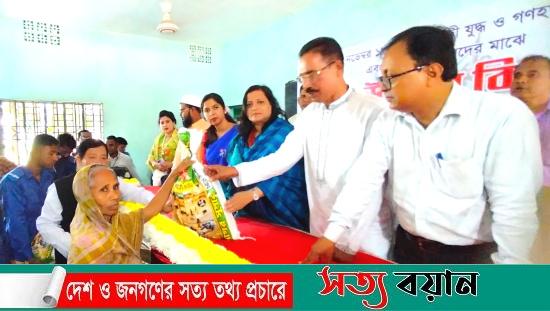 সূর্যদীতে যুদ্ধ ও গণহত্যায় শহীদ এবং আহত পরিবারকে ঈদ উপহার দিলেন ডিসি সাহেলা আক্তার