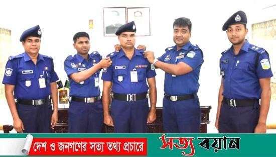 পদোন্নতি প্রাপ্ত পুলিশ সদস্যদের র‍্যাংক ব্যাজ পরালেন পুলিশ সুপার