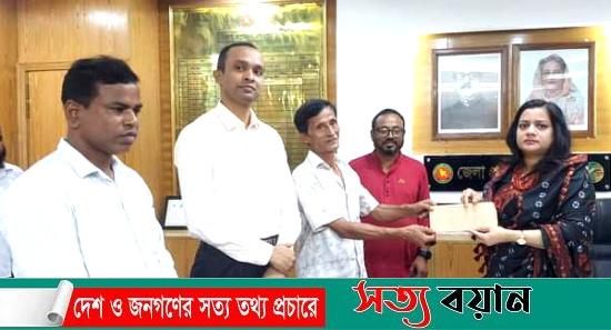 প্রাক্তন খেলোয়াড় ও সংগঠকদের মাঝে বঙ্গবন্ধু ক্রীড়াসেবী ফাউন্ডেশন’র চেক প্রদান