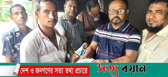 বাস্তহারা কল্যান সমিতির সদস্যদের মাঝে ঈদ উপহার সামগ্রী বিতরন