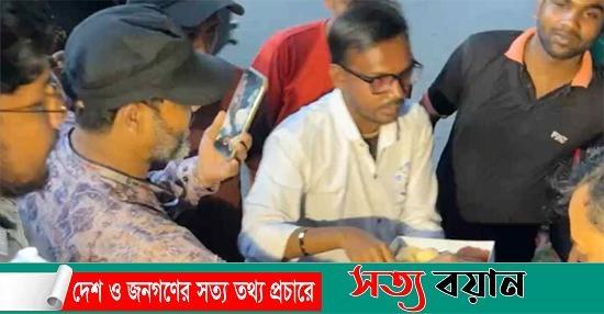 সাবেক প্রতিমন্ত্রী আরাফাতের গ্রেপ্তারের খবরে মিষ্টি বিতরণ হিরো আলমের