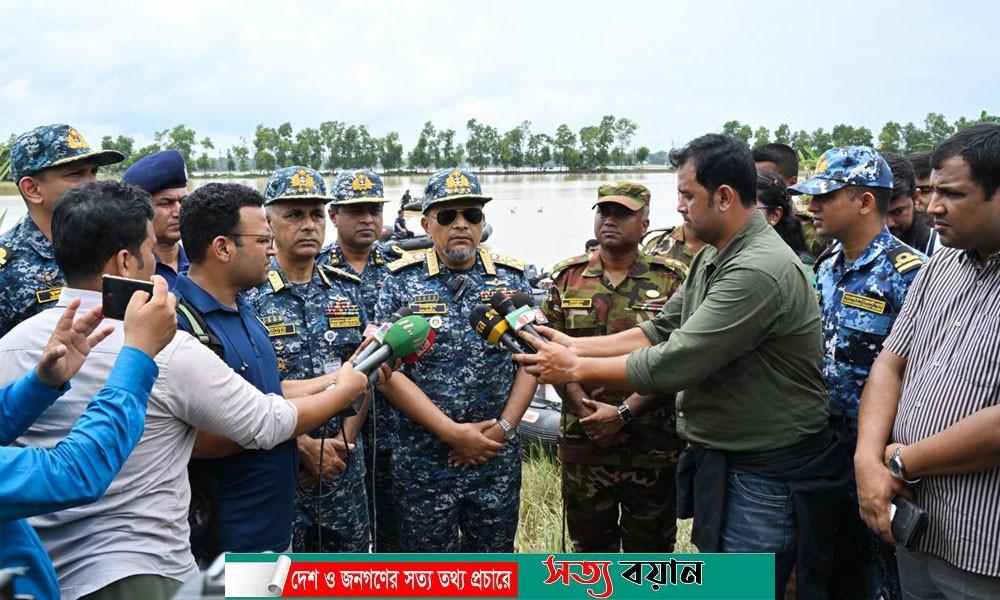 বন্যা পরিস্থিতিতে ক্ষতিগ্রস্ত এলাকাসমূহ পরিদর্শন করছেন নৌবাহিনী প্রধান