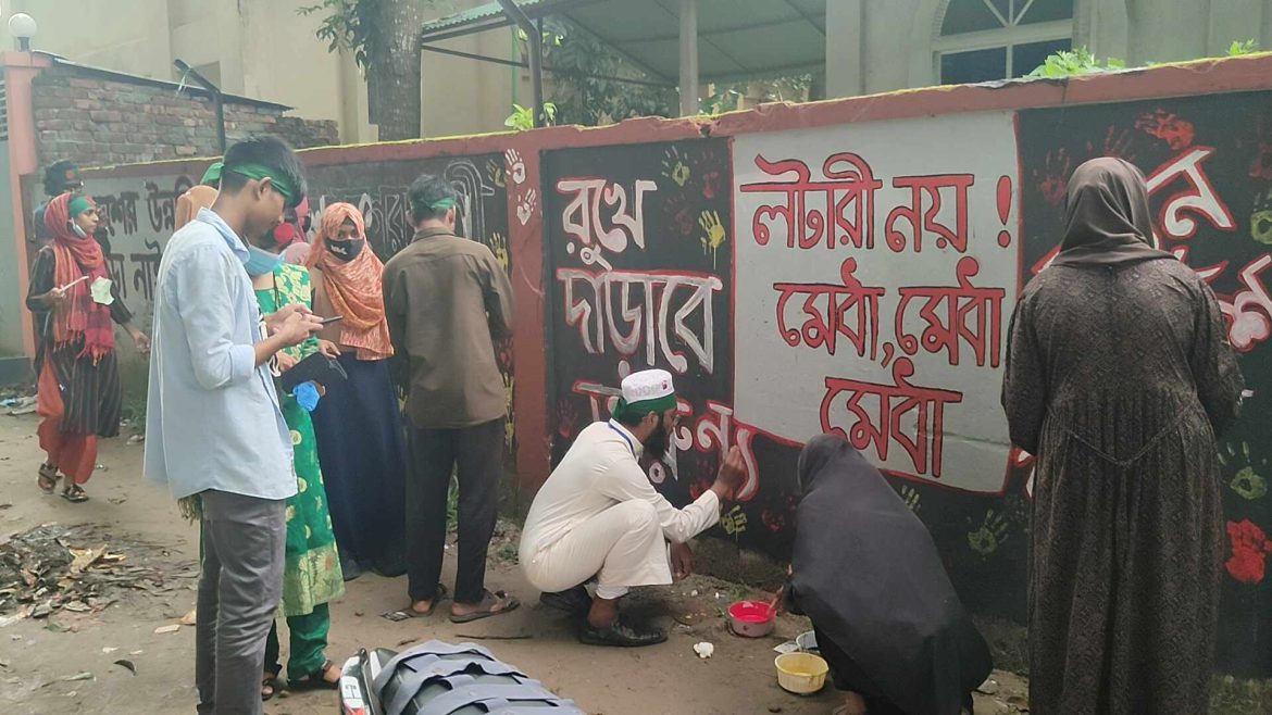 নকলায় শিক্ষার্থীদের রঙ তুলিতে নতুন রূপে সেজেছে